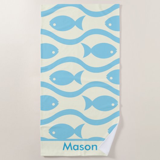 波の模様が描かれた青いパーソナライズされた魚 ビーチタオル (正面)