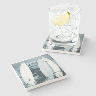 波は3杯のサーフボード青いサーフボードのサーフィンを震えさせます ストーンコースター