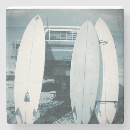 波は3杯のサーフボード青いサーフボードのサーフィンを震えさせます ストーンコースター (正面)