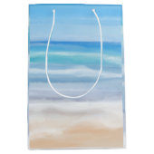 波よくはしゃぐが晴れた日のビーチ ミディアムペーパーバッグ (正面)