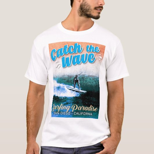 波をキャッチ – サーフィン楽園 Tシャツ (正面)
