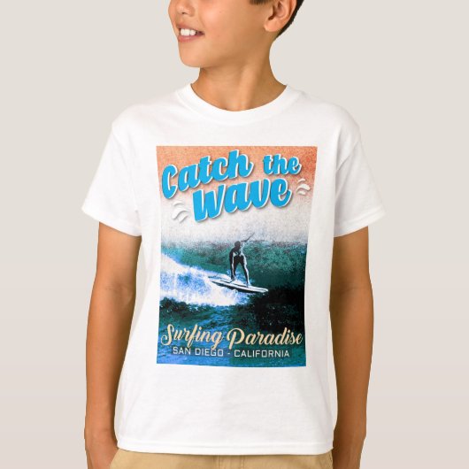 波をキャッチ – サーフィン楽園 Tシャツ (正面)