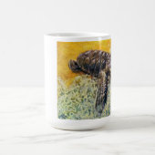 波を書き入れているウミガメのhatchling コーヒーマグカップ (中央)