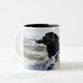 波を通る黒いラブラドル・レトリーバー犬のランニング、 ツートーンマグカップ (正面左)