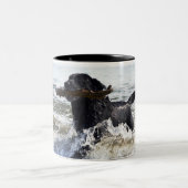 波を通る黒いラブラドル・レトリーバー犬のランニング、 ツートーンマグカップ (中央)
