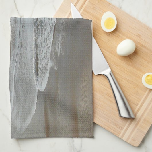 波ラッピング上のビーチターコイズブルー海 キッチンタオル (四つ折り)