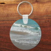波ラッピング上のビーチターコイズブルー海 キーホルダー (正面)