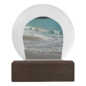 波ラッピング上のビーチターコイズブルー海 スノーグローブ (裏面)