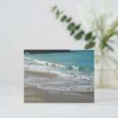 波ラッピング上のビーチターコイズブルー海 ポストカード (スタンド正面)