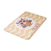 波型カラフル背景のかわいいフクロウ バスマット (アングル)