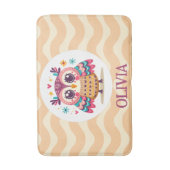 波型カラフル背景のかわいいフクロウ バスマット (正面縦)