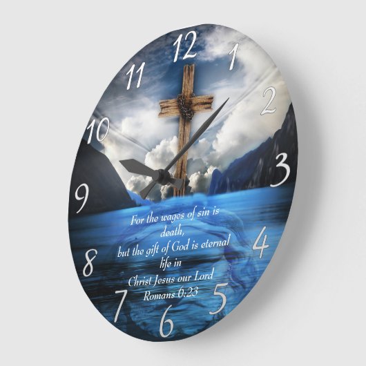 波打つ水の中のイエス・ローマ6:23 ラージ壁時計 (傾斜)