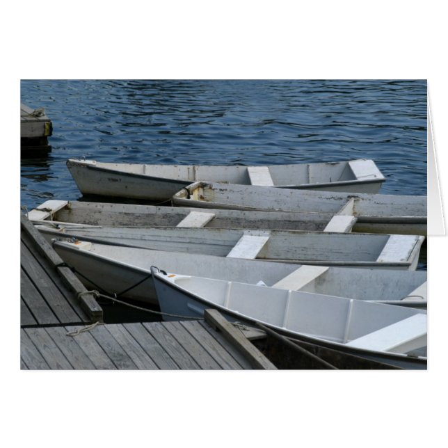 波止場の古いボート (正面横)