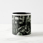 波止場へのジャンボの旅行 ツートーンマグカップ (中央)