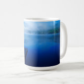 波止場，カリフォルニア州の穏やかな霧の多い湖 コーヒーマグカップ (正面右)