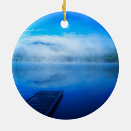 波止場,カリフォルニア州の穏やかな霧の多い湖 セラミックオーナメント (裏面)