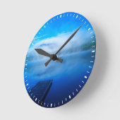 波止場，カリフォルニア州の穏やかな霧の多い湖 ラウンド壁時計 (傾斜)