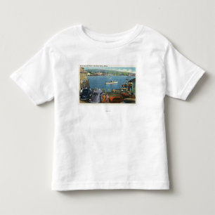 波止場、ボートおよび車からの景色の眺め トドラーTシャツ