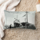 波止場Muskegonミシガン州の五大湖の汽船 ランバークッション (ブランケット)