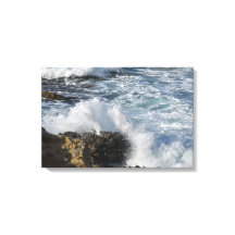 波浪が岩に砕ける