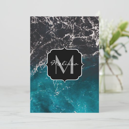 波状の泡状の青い黒い海グラデーションの水モノグラム 招待状 (スタンド正面)