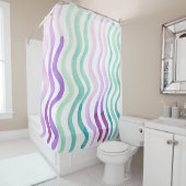 波状の紫と緑の水色の線 シャワーカーテン (インサイチュ)