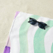 波状の紫と緑の水色の線 ビーチタオル (インサイチュ)