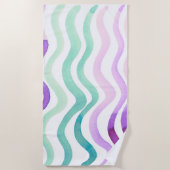 波状の紫と緑の水色の線 ビーチタオル (正面)
