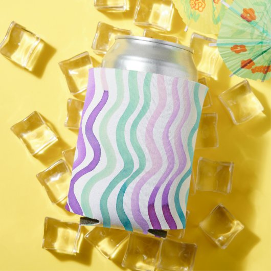 波状の紫と緑の水色の線 缶クーラー (インサイチュ 夏)