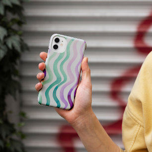 波状の紫と緑の水色の線 iPhone 13ケース