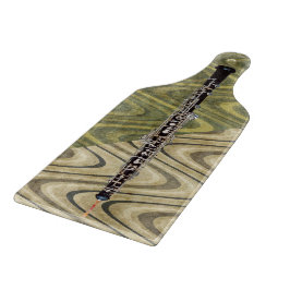 波状の緑のストライプのな背景のOboe カッティングボード
