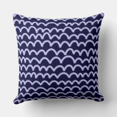 波状パターン – ネイビー深い000033のパウダーブルー クッション (裏面)