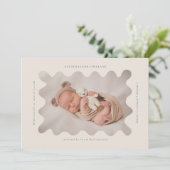 波状ベージュのフレーム誕生発表写真 案内状 (スタンド正面)