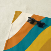 波状ポップ・アートのレトロパタストライプーンティール(緑がかった色)オークルイニシャル ビーチタオル (インサイチュ)