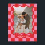 波状モダンエッジのチェックミニマル写真クリスマス シーズンポストカード<br><div class="desc">モダングラフィックミニマルチェックのパターン赤とピンクの波状エッジ写真クリスマスの休日はがき。トレンドはっきりしたデザイン。ホリデーコレクションの一部。</div>