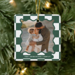 波状モダンエッジのチェックミニマル写真クリスマス セラミックオーナメント<br><div class="desc">ミニマルグラフィックモダンチェックのパターン緑の波状エッジ写真クリスマスの休日のホームデコールオーナメント。トレンドはっきりしたデザイン。ホリデーコレクションの一部。</div>
