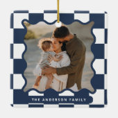 波状モダンエッジのチェックミニマル写真クリスマス セラミックオーナメント (裏面)