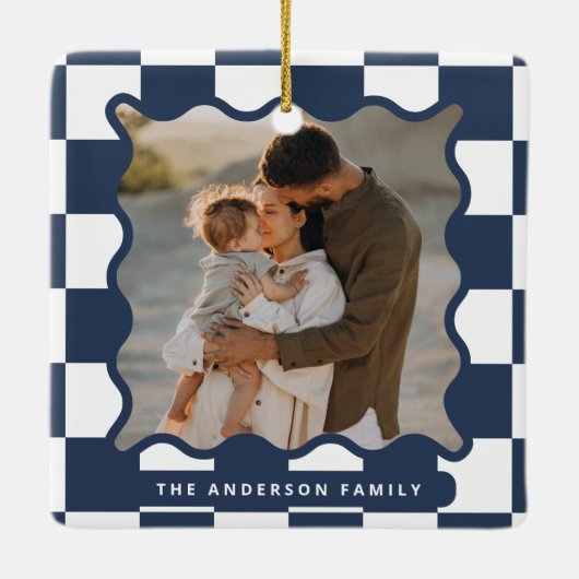 波状モダンエッジのチェックミニマル写真クリスマス セラミックオーナメント (裏面)