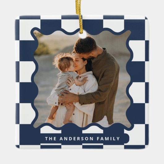 波状モダンエッジのチェックミニマル写真クリスマス セラミックオーナメント (正面)