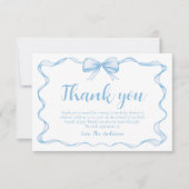 波状リボンフレームほこりっぽいブルーボウベビーシャワー サンキューカード (正面)