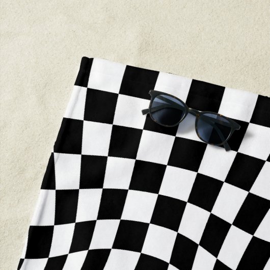 波状市松模様に白黒チェッカーボード ビーチタオル (インサイチュ)