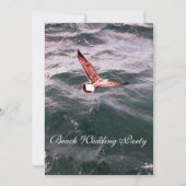 波飛んでいる上のカモメビーチ結婚式 招待状 (正面)