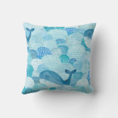 波、クジラ、子供っぽい青いテクスチャ クッション (裏面)