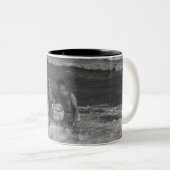 波B&Wで遊んでいる2人の若者および女性 ツートーンマグカップ (正面右)