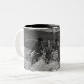 波B&Wで遊んでいる2人の若者および女性 ツートーンマグカップ (正面左)