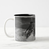 波B&Wで遊んでいる2人の若者および女性 ツートーンマグカップ (左)