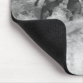 波B&Wで遊んでいる2人の若者および女性 マウスパッド (コーナー)