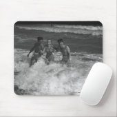 波B&Wで遊んでいる2人の若者および女性 マウスパッド (マウス)