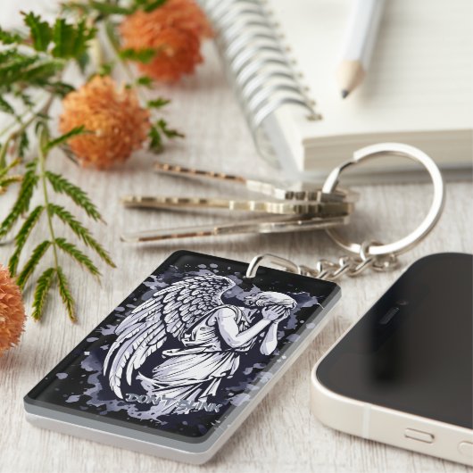 泣く天使の彫刻 – スプラッシュ付き1 キーホルダー (正面右)