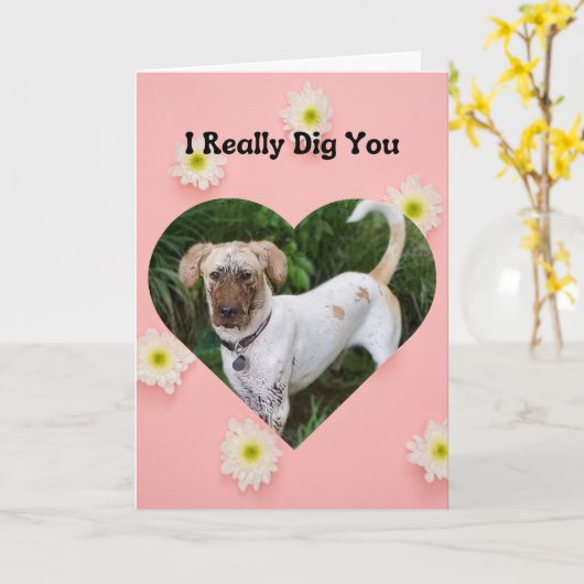 泥おもしろい犬は私は本当にバレンタインを掘る カード (黄色い花)